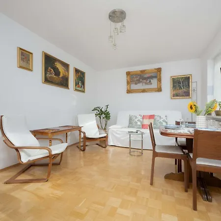 Bright Stylish With Parking & Balcony By Renters Appartement