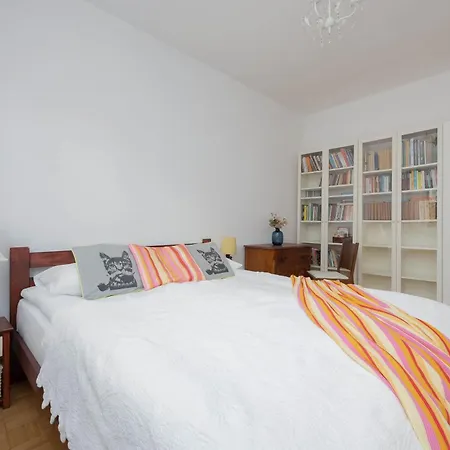 Bright Stylish With Parking & Balcony By Renters *