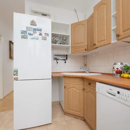 Bright Stylish With Parking & Balcony By Renters *