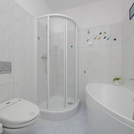 Bright Stylish With Parking & Balcony By Renters דירה